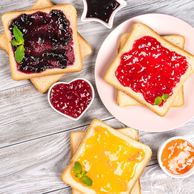 Deliciosas torradas com várias compotas doces no cinza