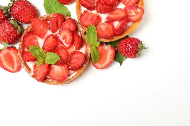 Foto deliciosas tortas de morango isoladas no fundo branco.