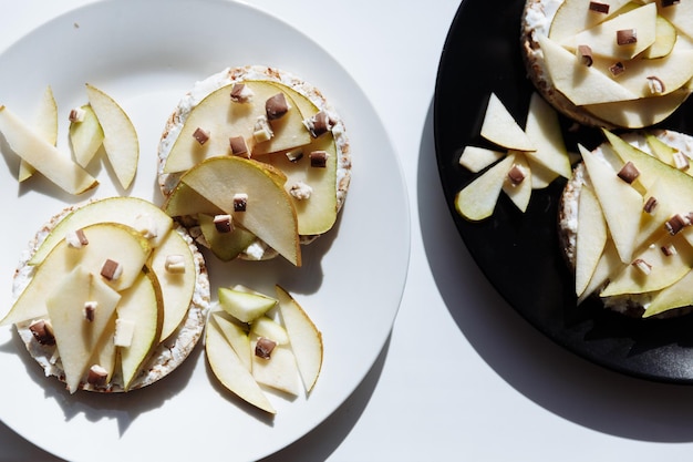 Deliciosas tortinhas ou bolo com pedaços mistos de maçãs e peras e chocolate de cima Sobremesas de pastelaria de verão