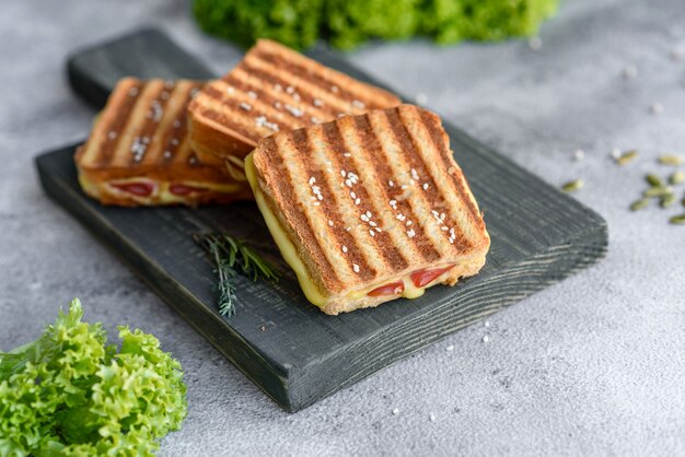 Deliciosas tostadas frescas a la parrilla con queso y jamón. Sándwiches, merienda rápida