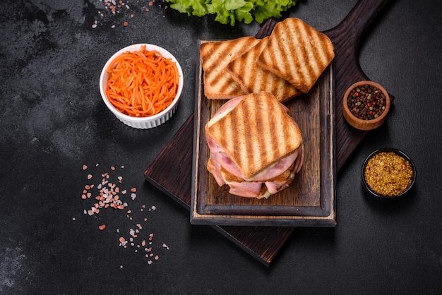 Deliciosas tostadas frescas a la parrilla con queso y jamón Sándwiches merienda rápida