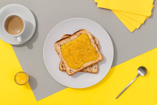 Deliciosas tostadas con mermelada de limón sobre fondo gris. Concepto de menú de restaurante de desayuno