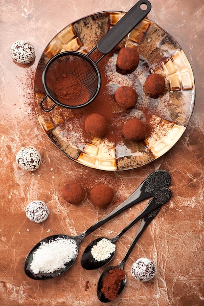 Foto deliciosas trufas de caramelo de chocolate sobre un fondo de mármol