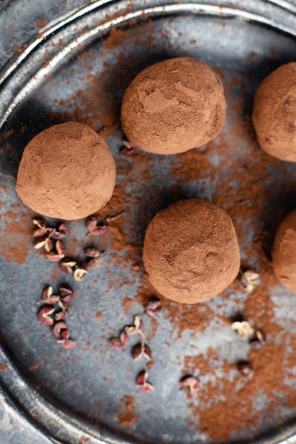 Deliciosas trufas de chocolate negro con pimienta de sichuan, vista superior