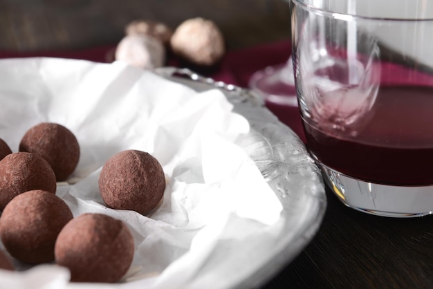 Deliciosas trufas de chocolate y primer plano de vino tinto