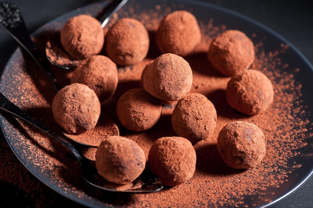 Deliciosas trufas de chocolate em um fundo preto