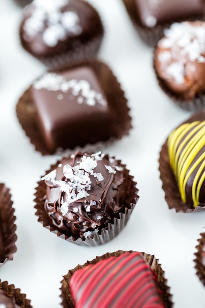 Foto deliciosas trufas de chocolate gourmet feitas à mão por chocolatier profissional.