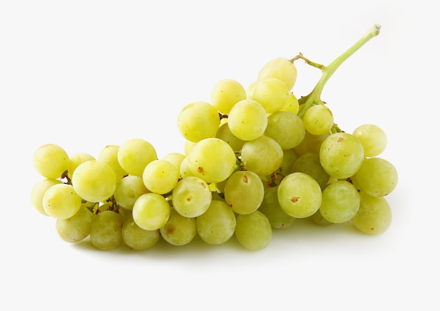 Deliciosas uvas brancas em branco