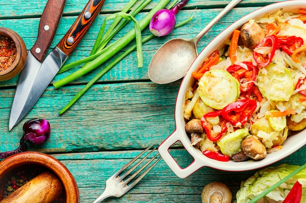 Deliciosas verduras al vapor, comida vegetariana saludable en la mesa de madera antigua