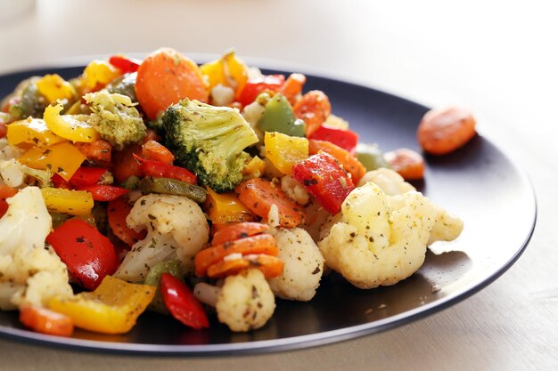 Deliciosas verduras estaban en la taza sobre la mesa.