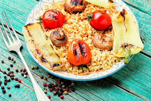 Deliciosas verduras a la plancha con guarnición de arroz