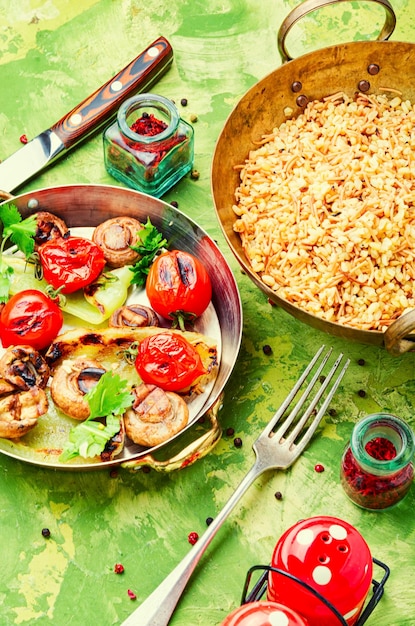 Deliciosas verduras a la plancha con guarnición de arroz