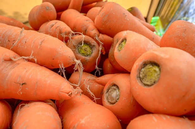 Deliciosas zanahorias en el mercado.