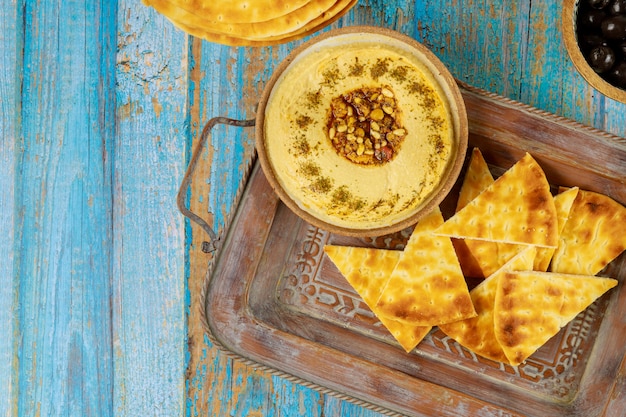 Delicioso almoço com homus e pão pita.