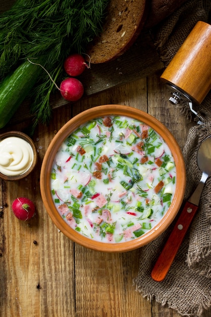 Delicioso almoço de verão iogurte de verão, sopa fria de legumes frescos e kefir Copiar espaço