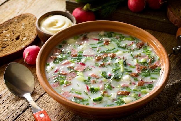 Delicioso almoço de verão iogurte de verão, sopa fria de legumes frescos e kefir