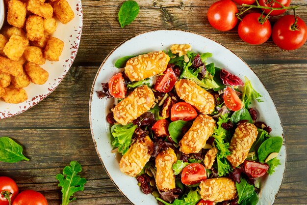 Delicioso almuerzo con ensalada fresca y pretzels tasti.