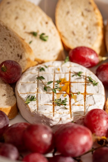 Delicioso aperitivo con queso brie