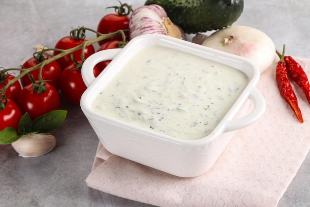 Delicioso aperitivo tradicional tzatziki griego nombre turco cacik yogur con pepino