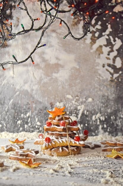 Delicioso árbol de Navidad de pan de jengibre de Navidad sobre fondo de madera Fondo de Navidad o Año Nuevo con galletas de jengibre