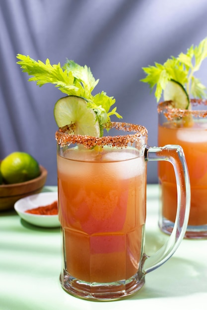 Foto delicioso arranjo de bebida michelada