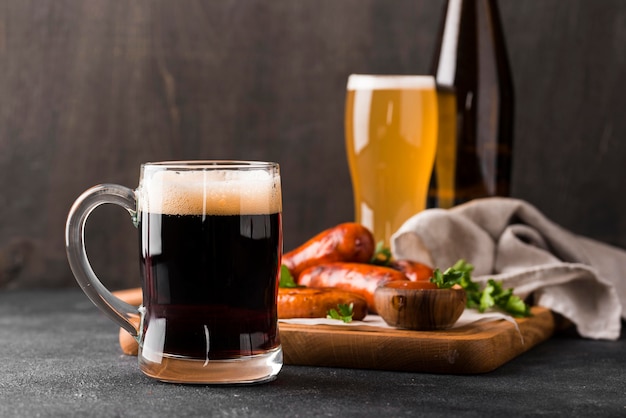 Foto delicioso arranjo de cerveja e salsichas