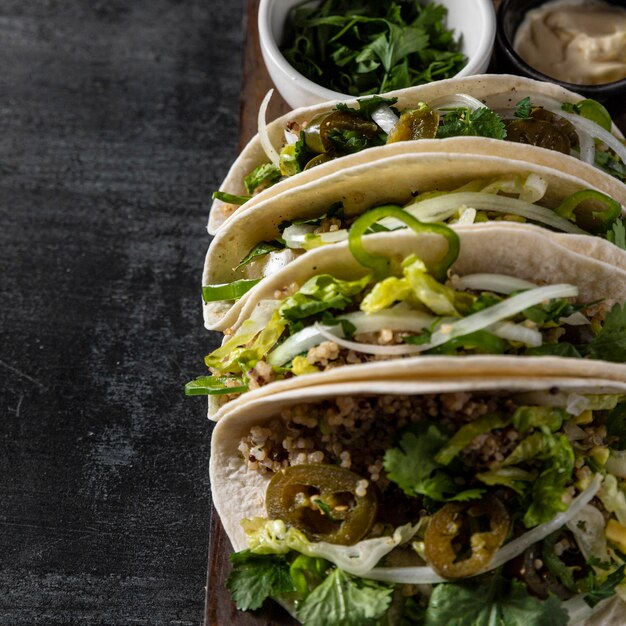 Foto delicioso arranjo de tacos vegetarianos