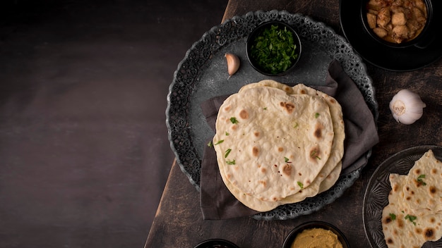 Delicioso arreglo roti sobre la mesa con espacio de copia