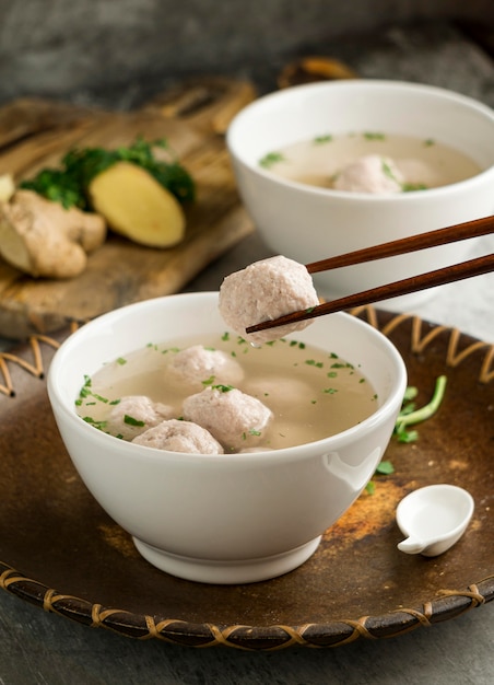 Delicioso arreglo de tazón de bakso