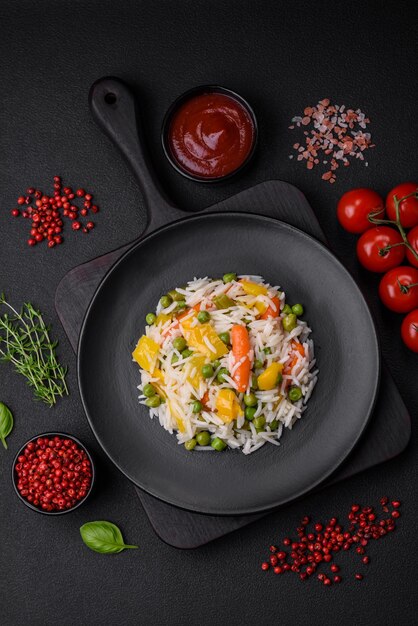 Delicioso arroz blanco fresco hervido con verduras zanahorias pimientos y frijoles de espárragos en un plato de cerámica