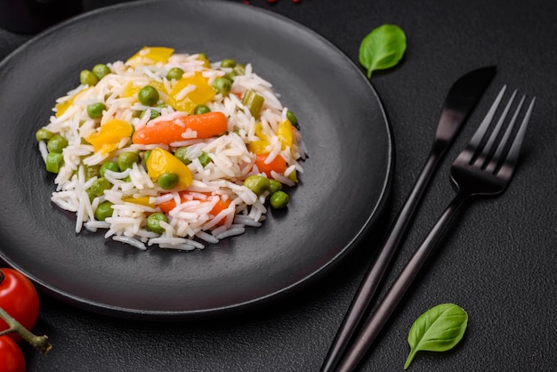 Delicioso arroz blanco fresco hervido con verduras zanahorias pimientos y frijoles de espárragos en un plato de cerámica