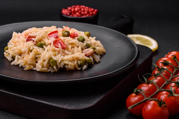 Delicioso arroz cozido com legumes pimentas cenoura ervilhas e aspargos feijão