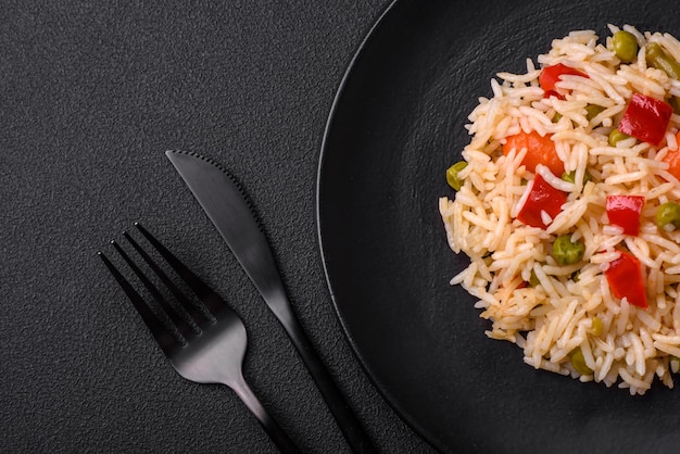 Delicioso arroz cozido com legumes pimentas cenoura ervilhas e aspargos feijão