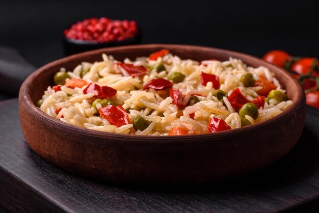 Delicioso arroz cozido com legumes pimentas cenoura ervilhas e aspargos feijão