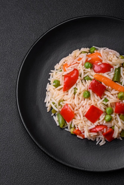 Delicioso arroz cozido com pimentas ervilhas aspargos feijão e cenoura