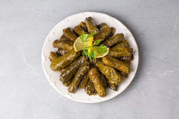 Delicioso arroz de folhas de uva recheado com dolma (sarma). Libanesa dolma sarma no prato. Cozinha grega turca do Oriente Médio do Líbano. (nome turco; Yaprak sarma)