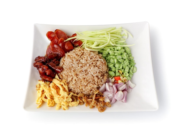 Foto delicioso arroz frito autêntico de comida tailandesa com pasta de camarão no fundo branco