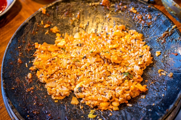 Delicioso arroz frito con forma volcánica con huevo y salsa picante cerdo y calamares famosa comida surcoreana en el restaurante de la isla de jeju de cerca