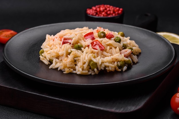 Delicioso arroz hervido con verduras, pimientos, zanahorias, guisantes y espárragos