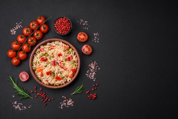 Delicioso arroz hervido con verduras, pimientos, zanahorias, guisantes y espárragos