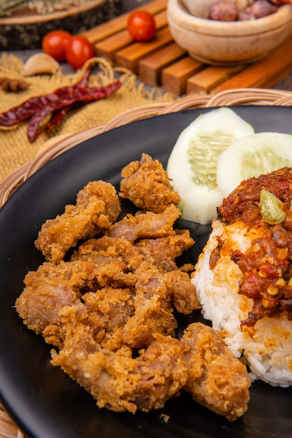 Foto delicioso arroz de panceta de cerdo o samcan goreng con arroz combinado con chipirones y petai su comida característica del norte de sumatra medan