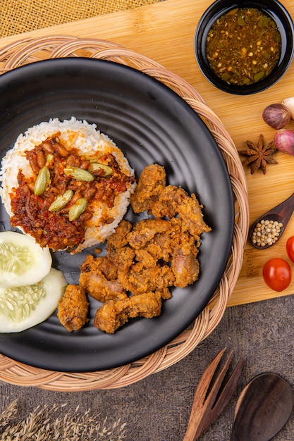 delicioso arroz de panceta de cerdo o samcan goreng con arroz combinado con chipirones y petai Su comida característica del norte de Sumatra Medan