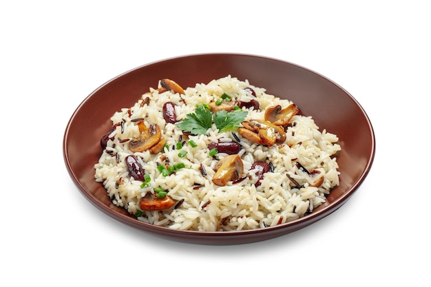 Delicioso arroz pilaf com cogumelos isolados no branco