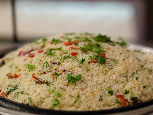 Delicioso arroz vegetariano en restaurante.