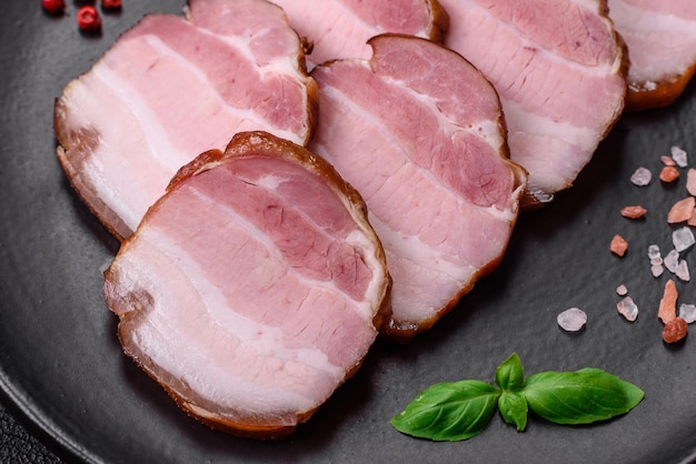 Delicioso bacon defumado com especiarias de sal e ervas