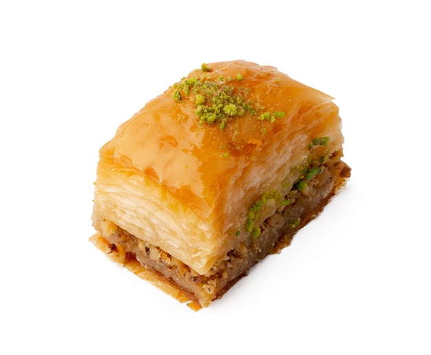 Delicioso baklava dulce aislado sobre fondo blanco.