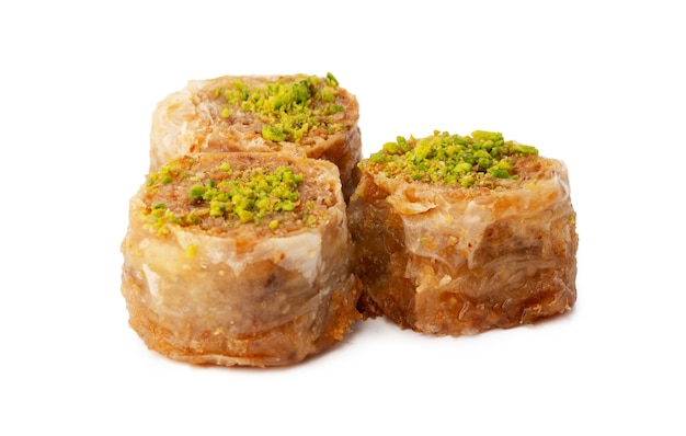 Delicioso baklava dulce aislado sobre fondo blanco.