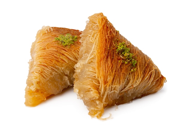 Delicioso baklava dulce aislado sobre fondo blanco.