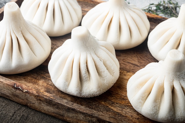 Delicioso baozi, bollo de carne al vapor chino, sobre piedra gris