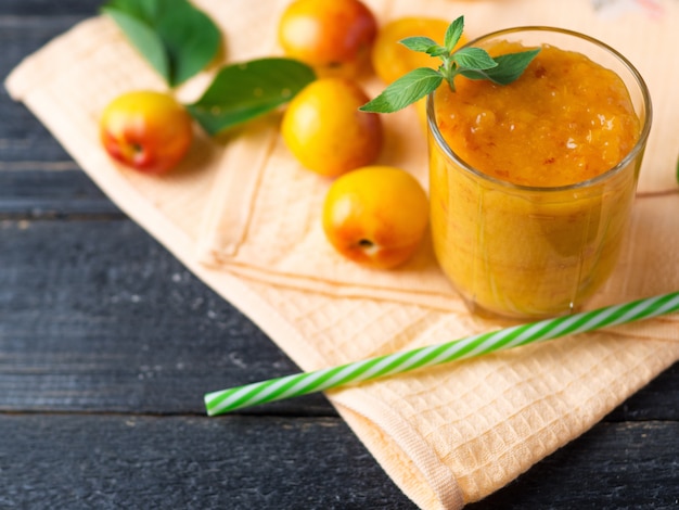 Delicioso batido de albaricoque en un vaso con una pajita